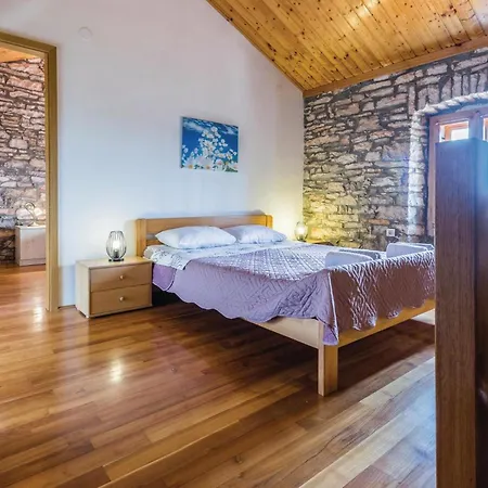 2 Bedroom Gorgeous In Buje